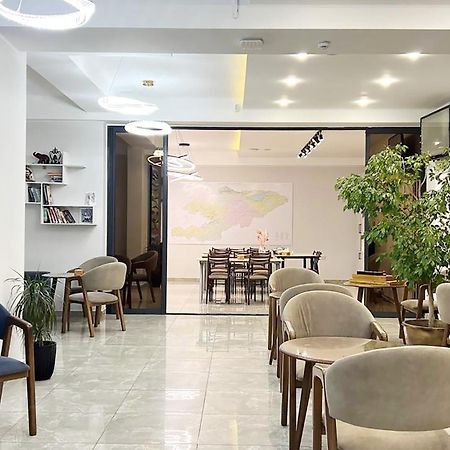 Compass Hostel ビシュケク エクステリア 写真