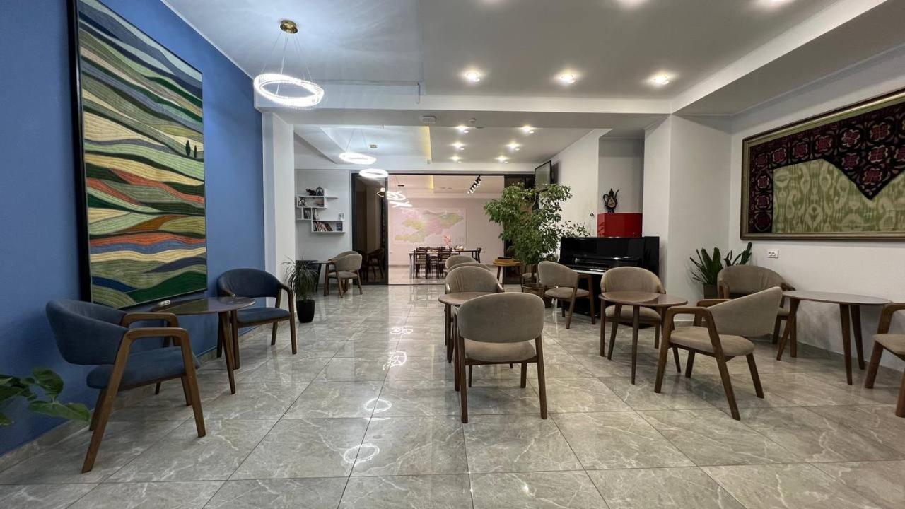 Compass Hostel ビシュケク エクステリア 写真
