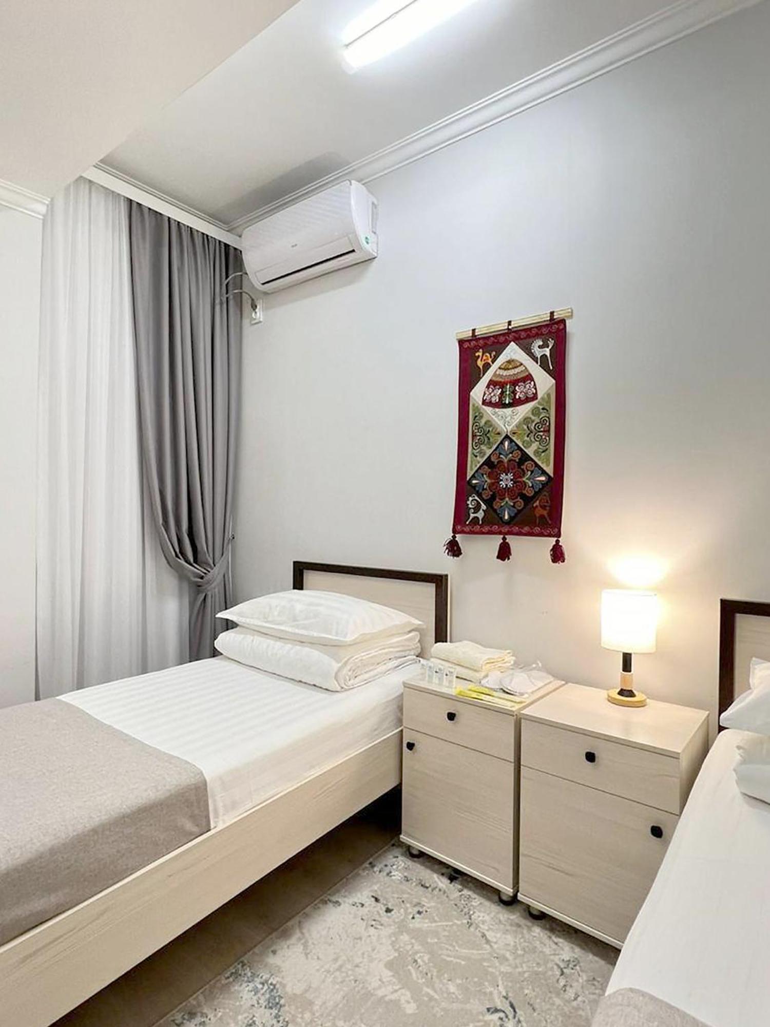 Compass Hostel ビシュケク エクステリア 写真