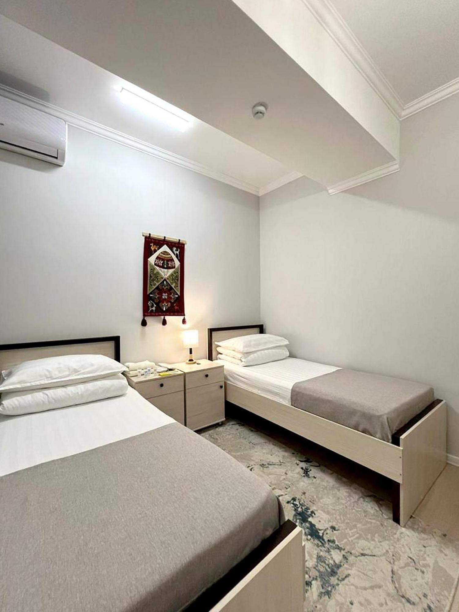 Compass Hostel ビシュケク エクステリア 写真
