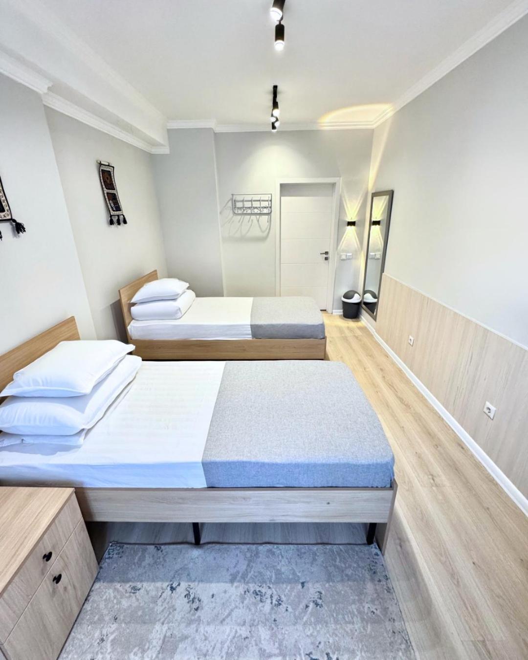 Compass Hostel ビシュケク エクステリア 写真
