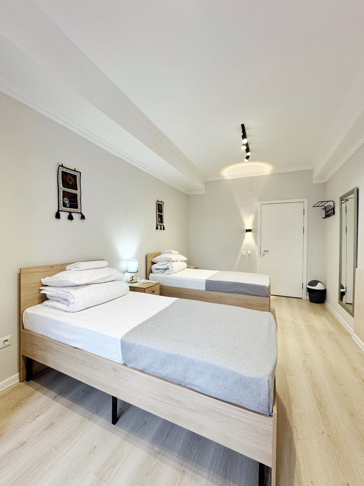 Compass Hostel ビシュケク エクステリア 写真