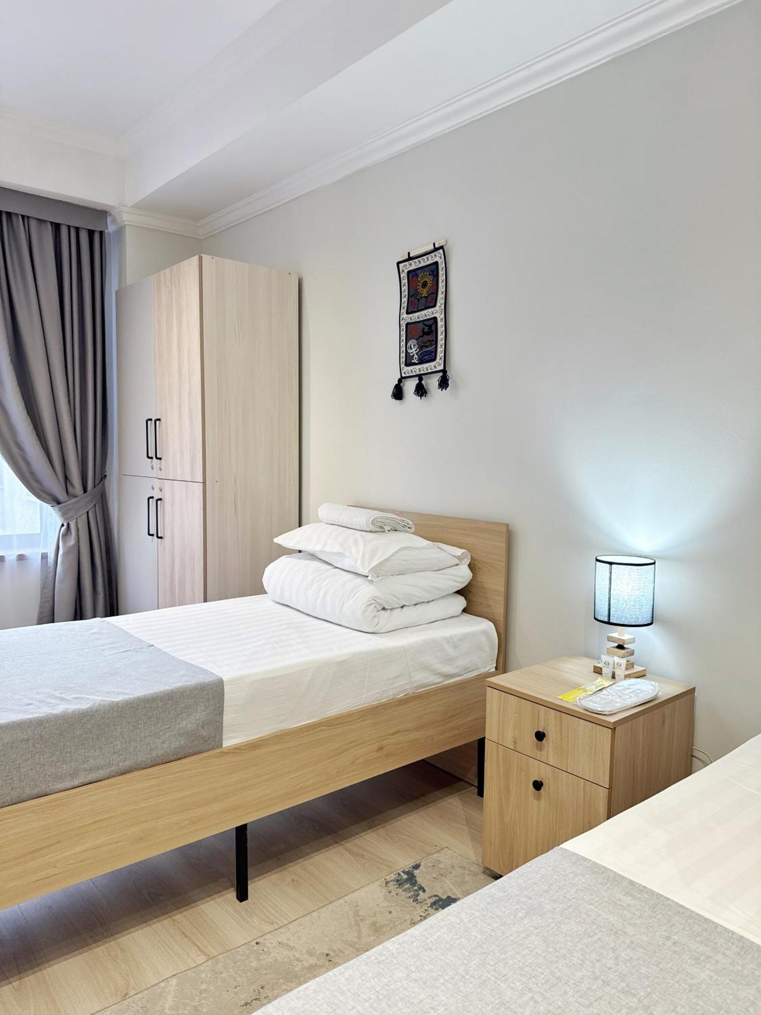 Compass Hostel ビシュケク エクステリア 写真