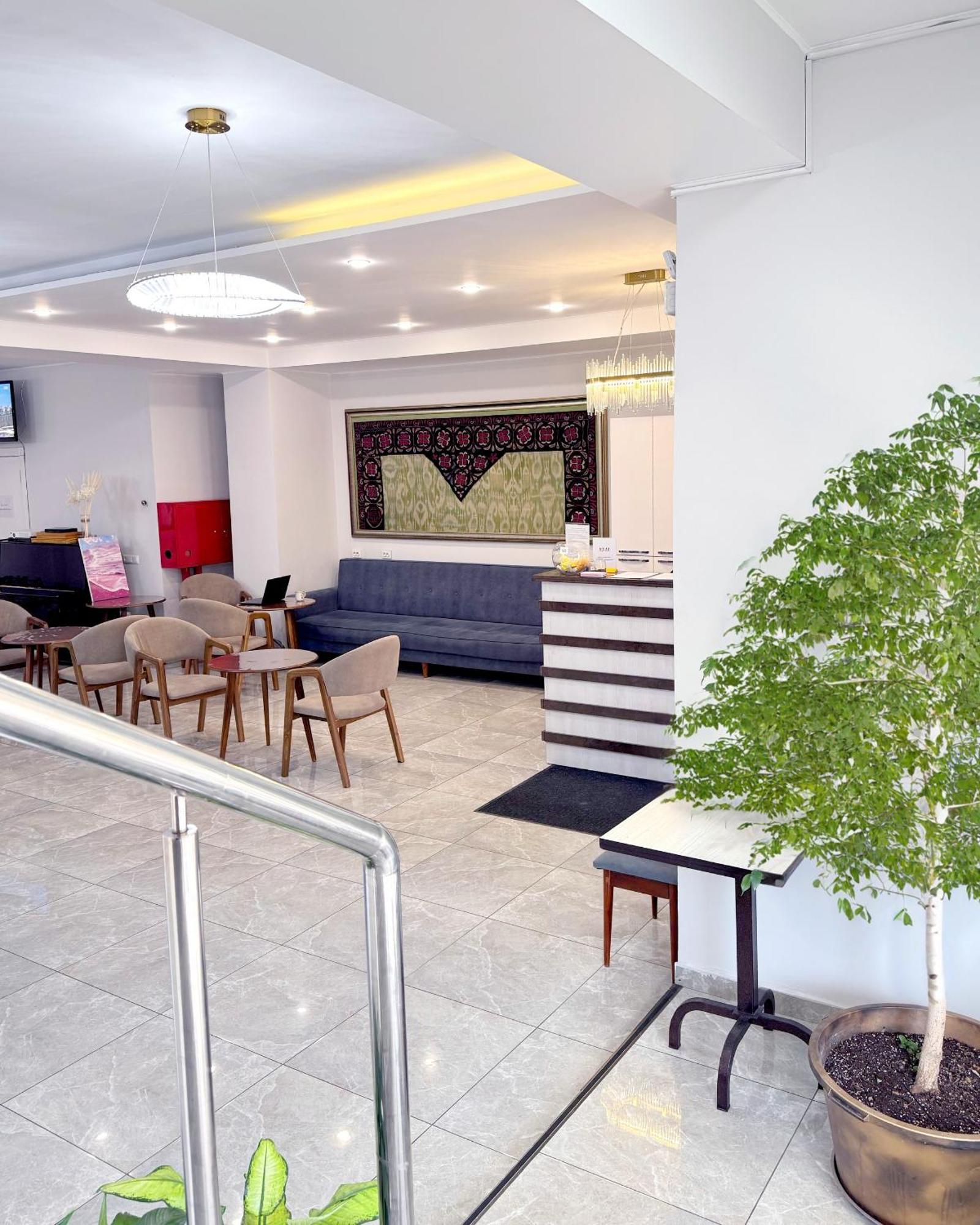 Compass Hostel ビシュケク エクステリア 写真